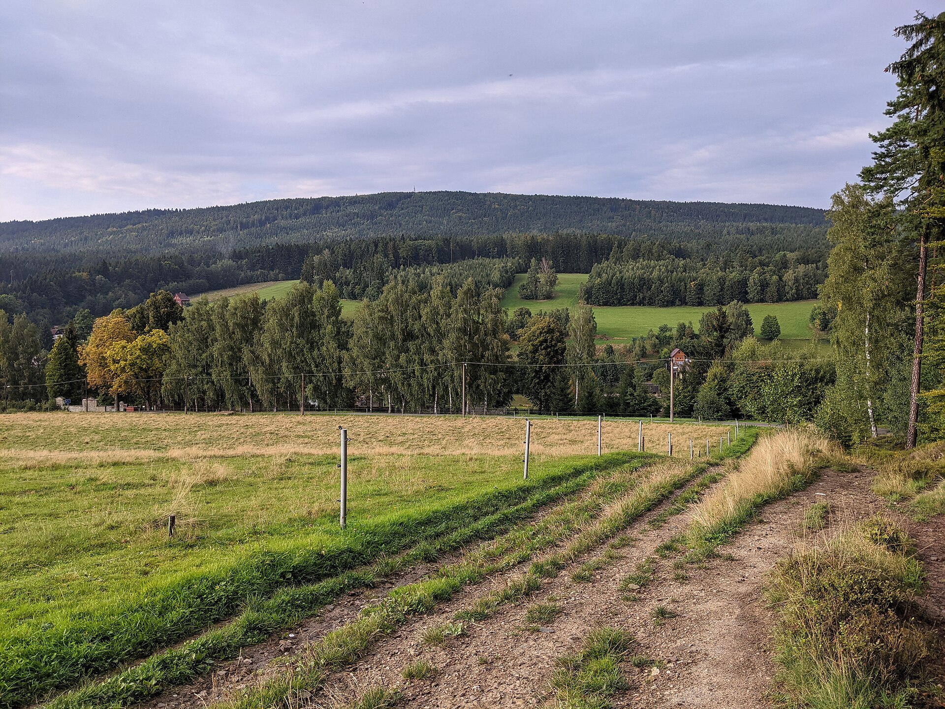 Pěnčín (u Jablonce nad Nisou) - výhled do údolí Žernovníku (osada Huť) a na Černostudniční hřeben z luk severně od zemědělského družstva