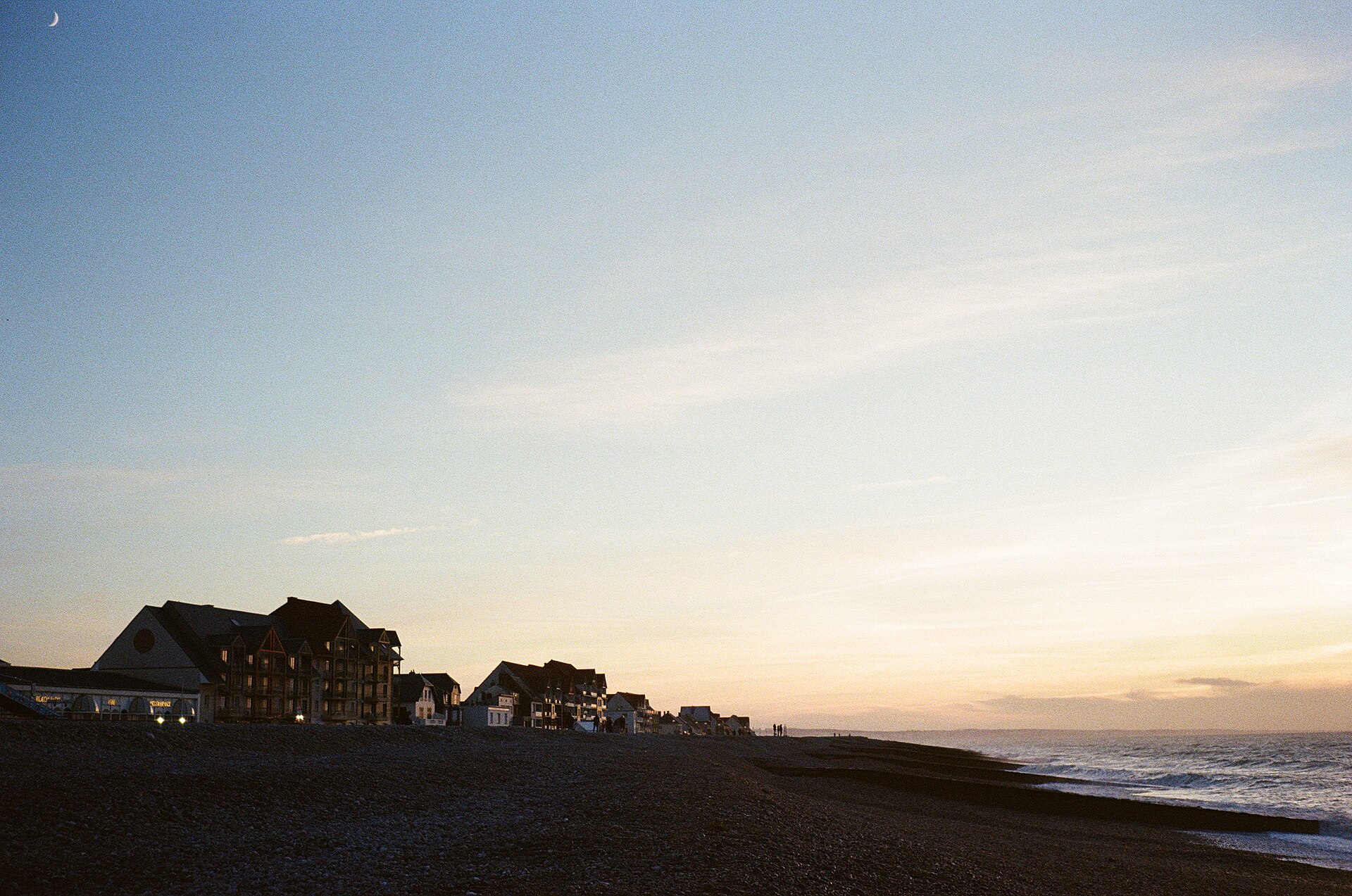 Vue du front de mer de Cayeux-sur-Mer au crépuscule