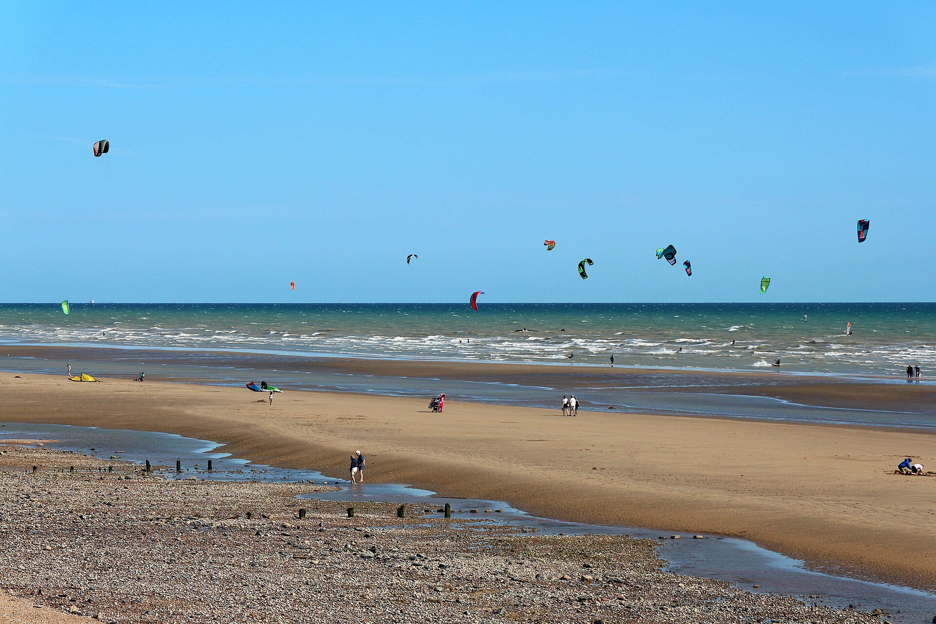 Kite surfers at Broomhill Sands - geograph.org.uk - 6250981