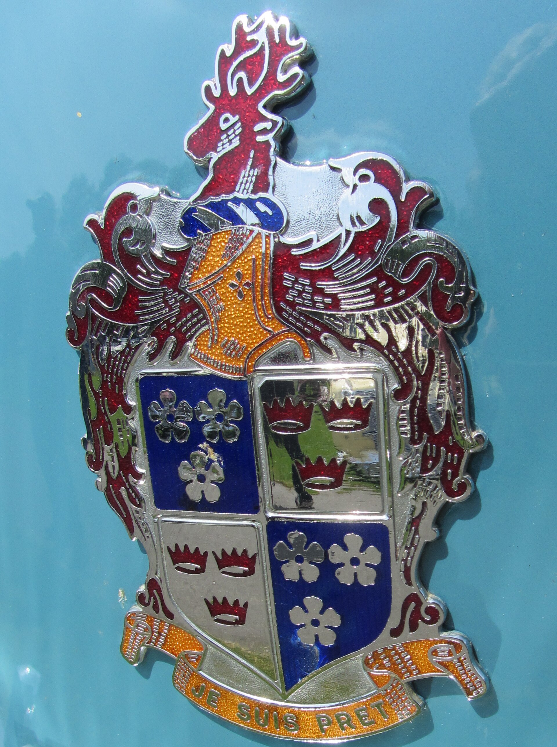 1947 Frazer badge (cropped)