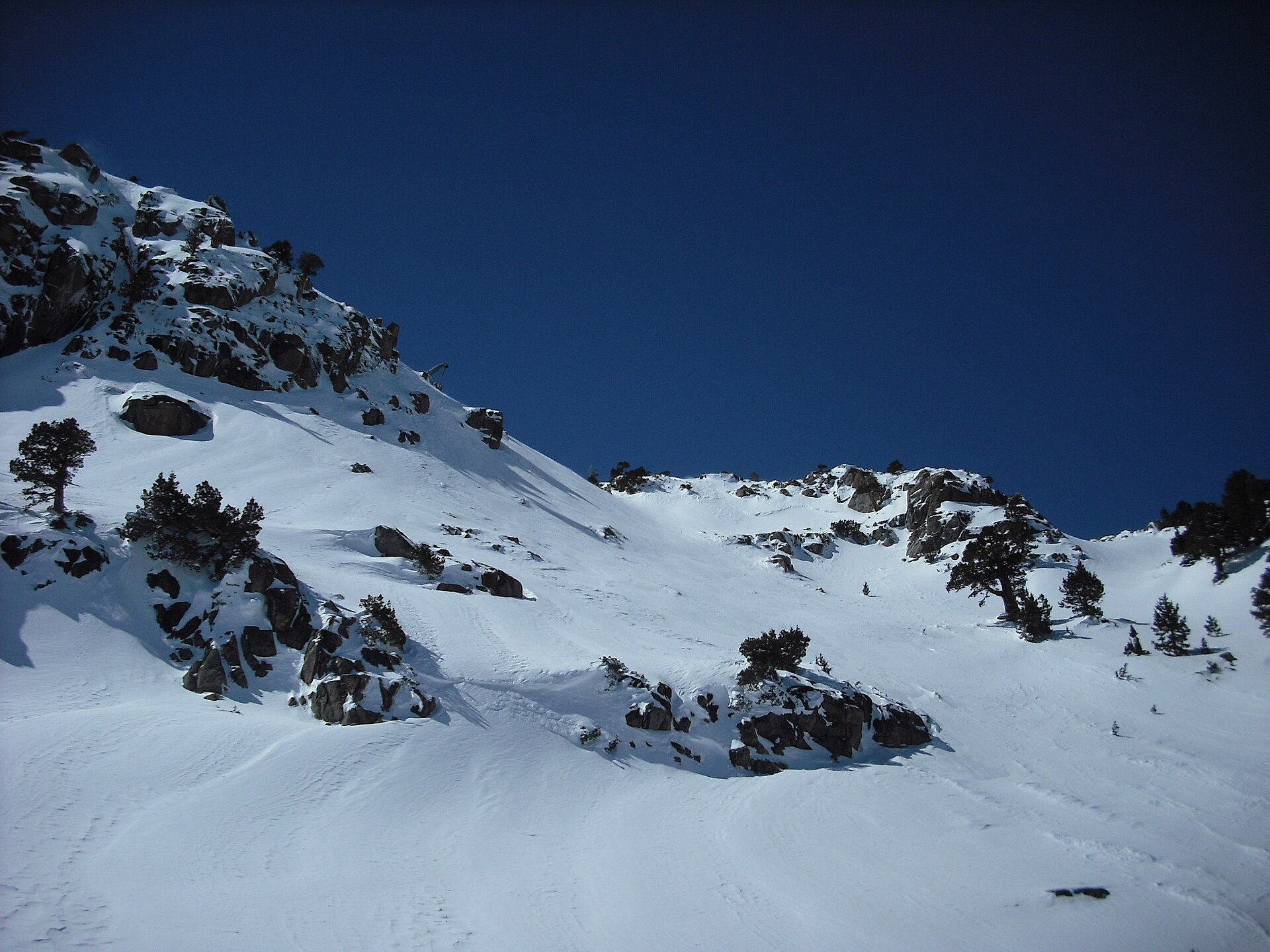Hwy 88 next to Red Lake looking closer up at the back side of the Meiss sno-park california 2010 - panoramio